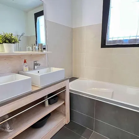 Superbe Avec Piscine Au Coeur Du Village La Flotte