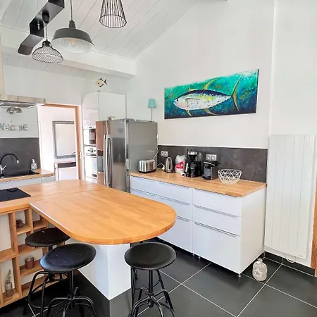 Superbe Avec Piscine Au Coeur Du Village Willa La Flotte